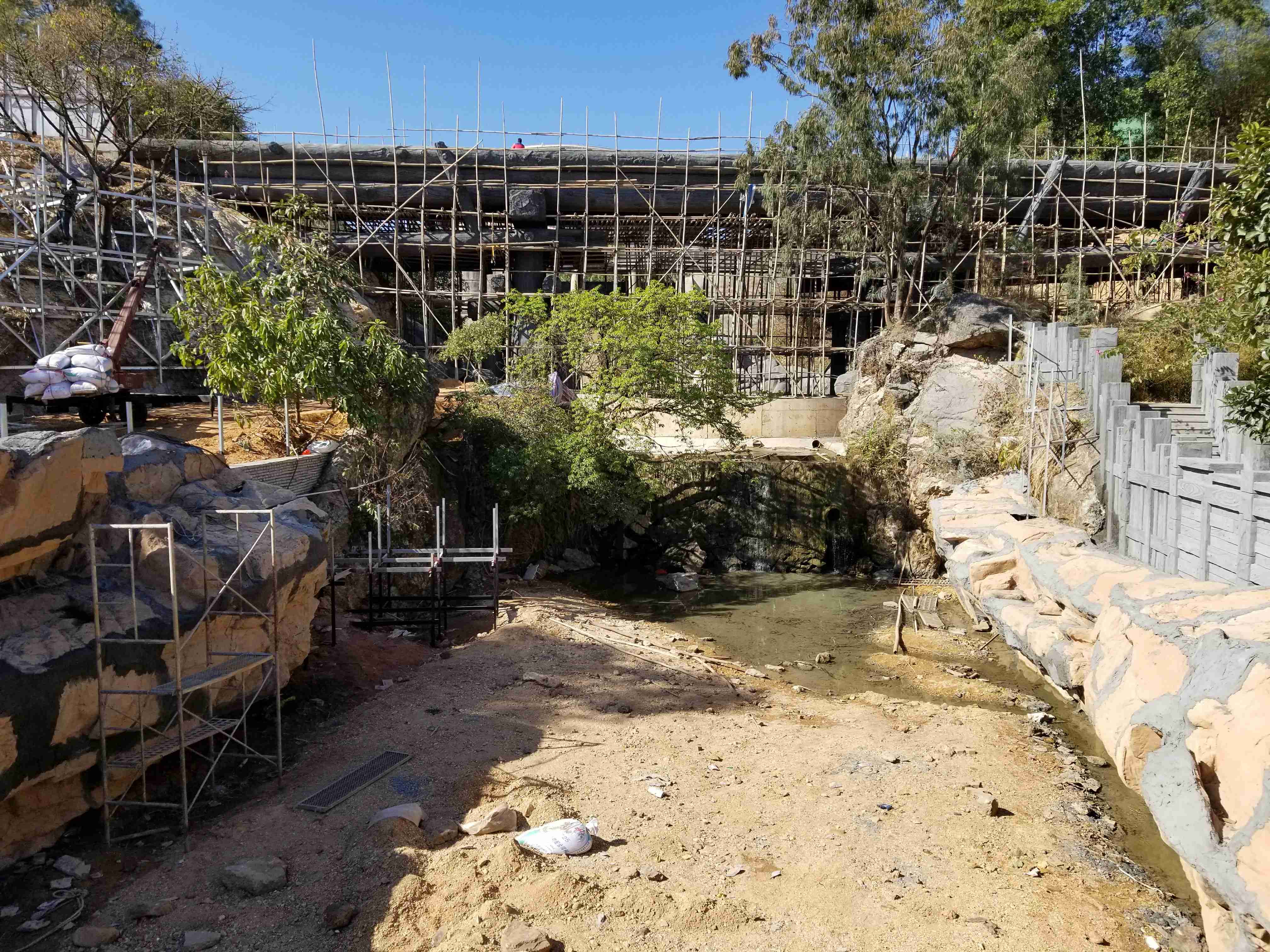 假山瀑布-边坡改造